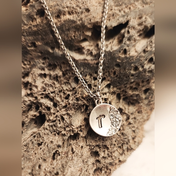 NWOT Lia Sophia "R" initial necklace - Picture 2 of 6